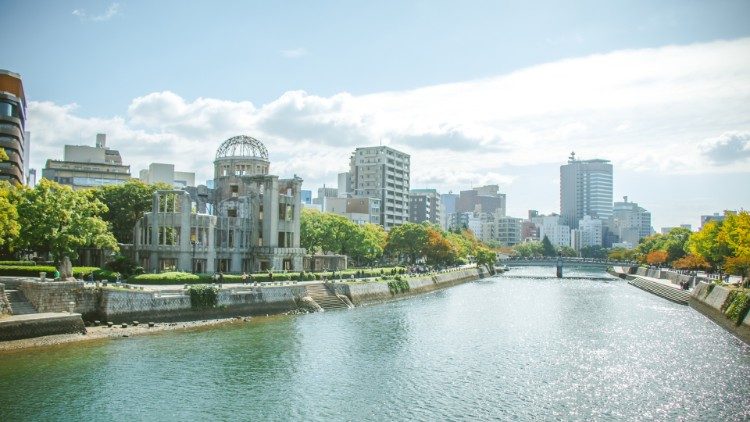 Jumuiya ya Kimataifa mwaka 2020 inaadhimisha Kumbukumbu ya Miaka 75 tangu Miji ya Hiroshima na Nagasaki iliposhambuliwa kwa mabomu ya atomiki. Changamoto na kutokomeza silaha za nyuklia duniani.
