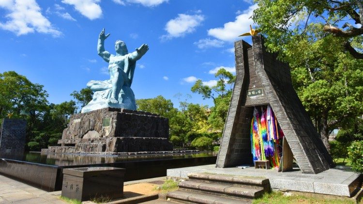 2019.11.19 Parco della pace di Nagasaki, Nagasaki peace monument with flowers Japan