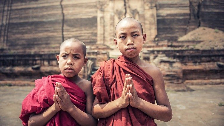 2019.11.19 Ragazzi monaci in preghiera, Asia Bagan Fede