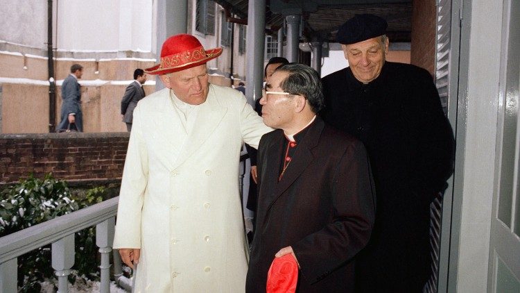 Arkivyskupas Paulius Marcinkus su popiežiumi Jonu Pauliumi II Japonijoje 1981 m.