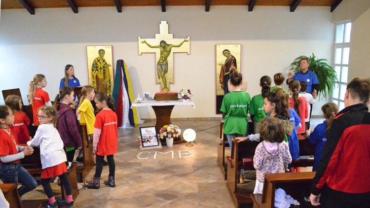 Pr. Eugen Blaj și un grup de copii din România se roagă pentru misionari