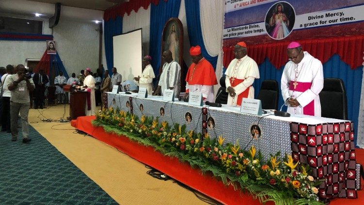 Segundo da direita para a esquerda, o arcebispo de Uagadugu, cardeal Philippe Ouédraogo (foto de arquivo)
