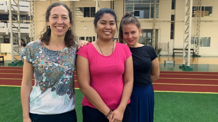 Marianne, Rose Ann et Monika, une partie de l'équipe de Points Cœur sur le toit de l'hôpital Saint-Louis à Bangkok