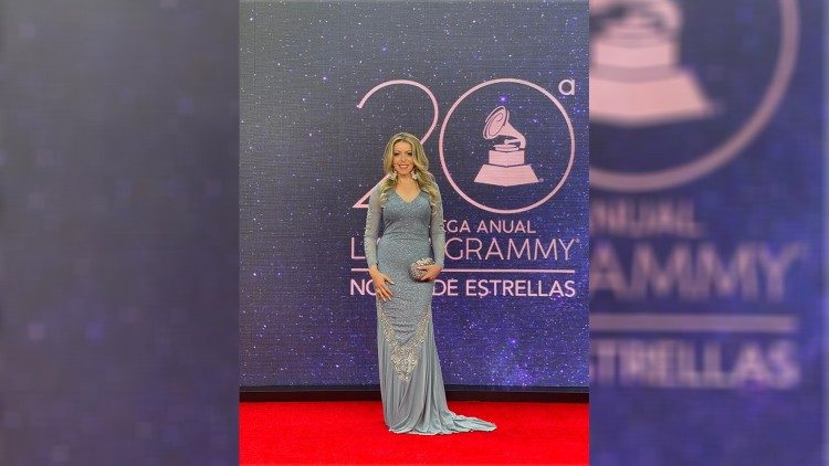  Adriana Arydes, cantora católica  indicada Grammy Latino