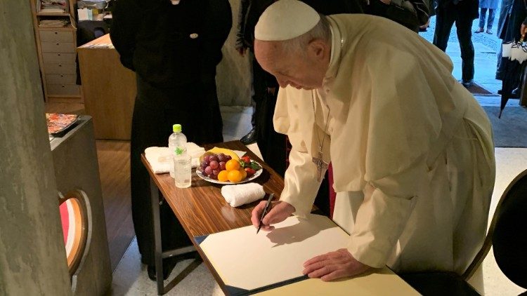 Hiroshima. En el Museo de los Mártires el Papa Francisco firma el libro de visitantes.