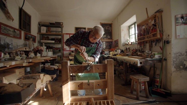 Ivo Tomaselli scolpisce una mano di una statua del presepe nella sua bottega