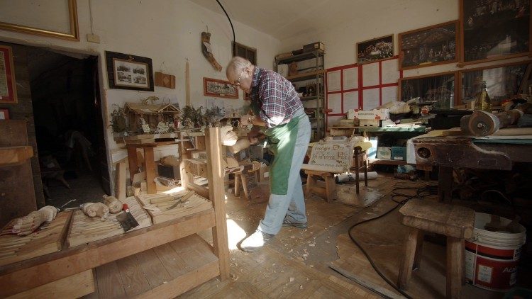 Ivo Tomaselli scolpisce le mani delle statue del Presepe nella sua bottega
