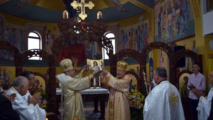 Biskup Kiro Stojanov i nadbiskup Cyril Vasil, relikvije svetog apostola Jude Tadeja i Katarine Sijenske, Radovo, Sjeverna Makedonija