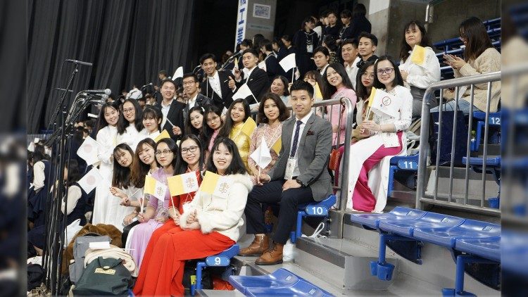 Ca đoàn giới trẻ Việt Nam phụng vụ Thánh lễ do Đức Thánh Cha chủ tế tại Tokyo Dome ngày 25/11. 