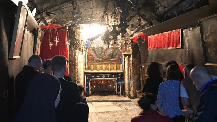 Une messe dans la grotte de la Nativité à Bethléem. 