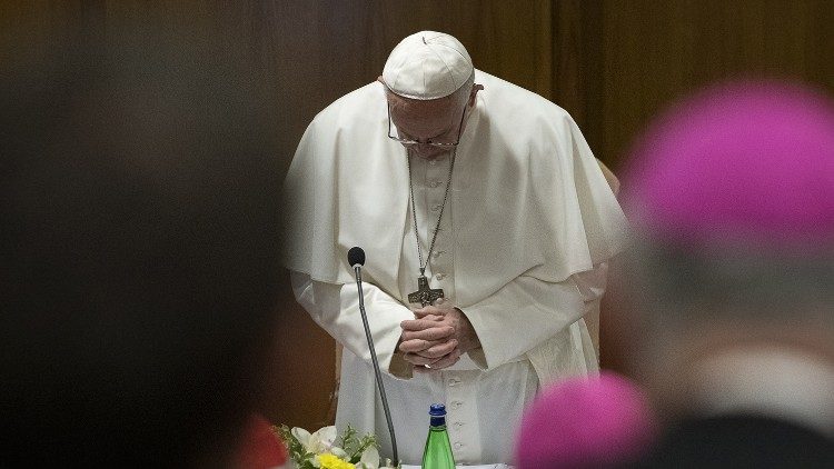 Papež Frančišek v molitvi med srečanjem za zaščito mladoletnih.