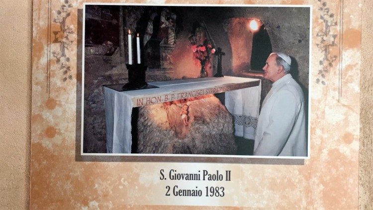 San Giovanni Paolo II nella grotta, il 2 gennaio 1983