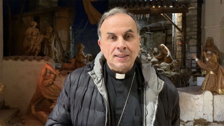 Monsignor Domenico Pompili, vescovo di Rieti, davanti a un presepe della Chiesa del Santuario francescano di Greccio