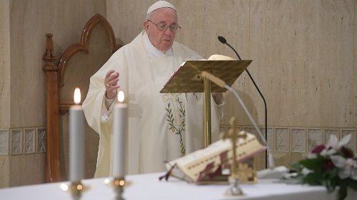Il Papa a Santa Marta: occorre prendere la strada della piccolezza