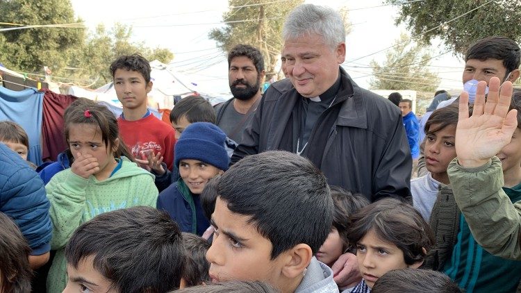 O esmoleiro pontifício, cardeal Konrad Krajewski, em visita a refugiados na ilha grega de Lesbos (Vatican Media)