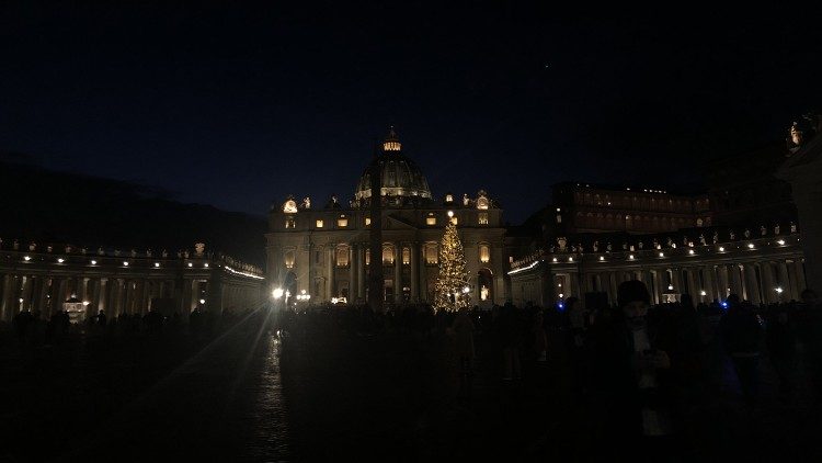 Piazza San Pietro con il presepe e l'albero illuminati