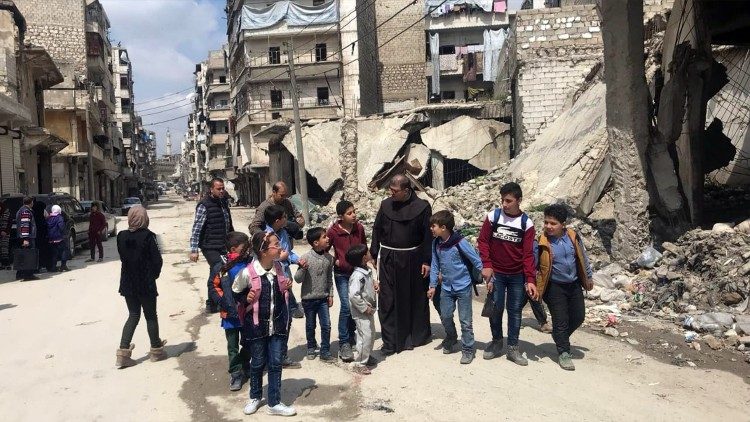 2019.12.06 Padre Firas Lufti con i bambini nelle rovine di Aleppo