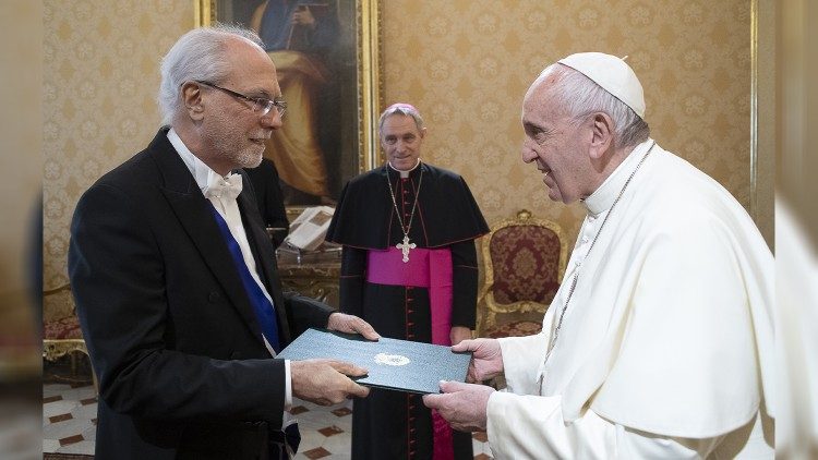 Papa Francisco e o novo Embaixador do Brasil junto à Santa Sé, Sr. Henrique da Silveira Sardinha Pinto
