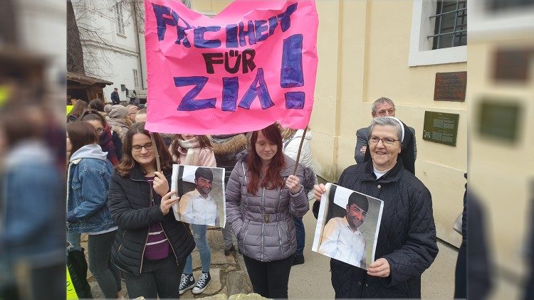 Am Montag demonstrierten Schülerinnen gemeinsam mit den Langenloiser Schwestern gegen die Abschiebung ihres Schützlings Zia.