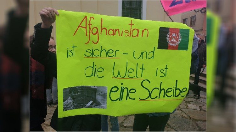„Afghanistan ist sicher - und die Welt ist eine Scheibe" Mit diesem Schild kritisierten Schülerinnen und Schüler, dass Behörden die Abschiebung ihres Mitschülers Zia angeordnet hatten.