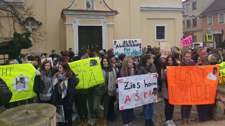 Schülerinnen und Schüler bekundeten am Montag ihre Solidarität mit dem afghanischen Flüchtling, der sich derzeit in Abschiebehaft befindet.