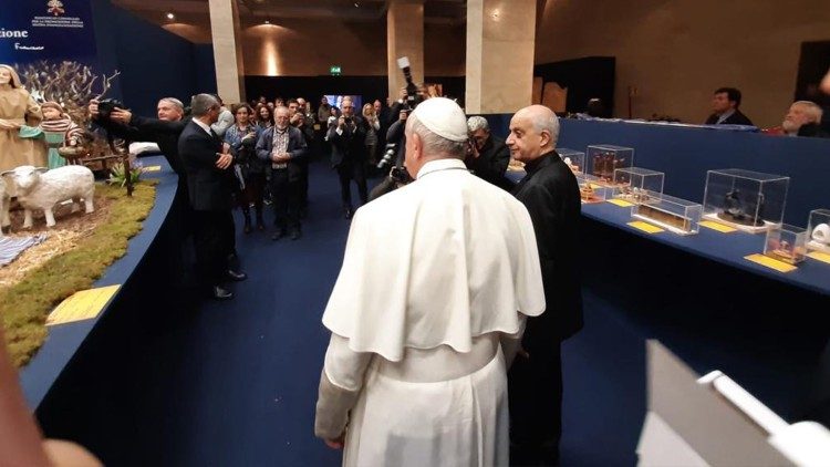2019.12.09 Папа Франциск відвідує минулорічну виставку "100 вертепів"