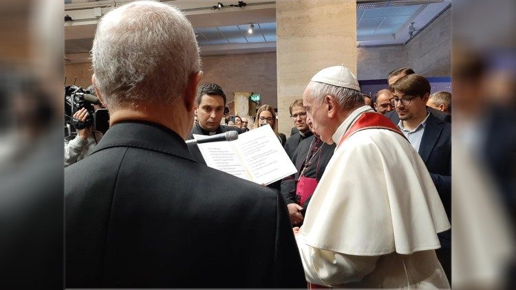 Ferenc pápa imádkozik és áldást ad
