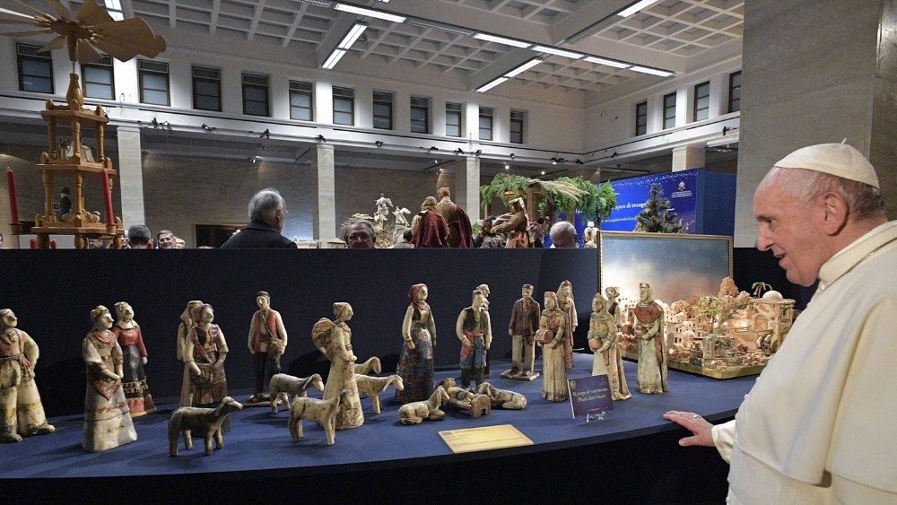 Papa Francesco inaugura la mostra dei "100 presepi in Vaticano" dello scorso anno