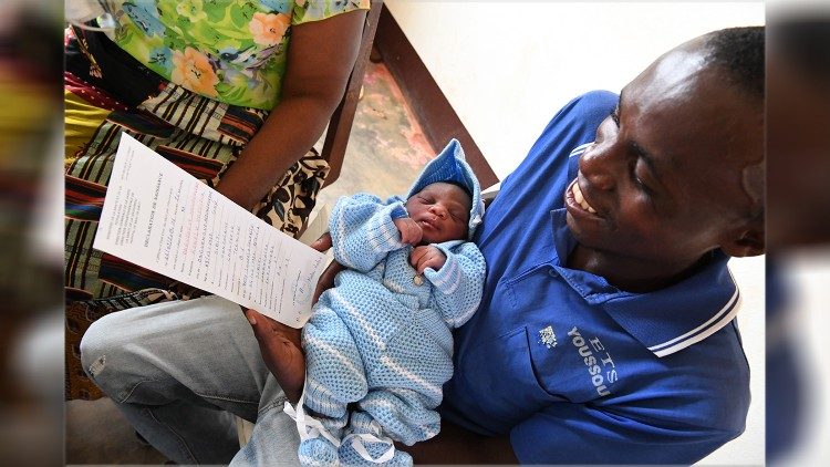 Un papà riceve il certificato di nascita del figli, nell'ospedale di Sibiti, nel Sud del Congo