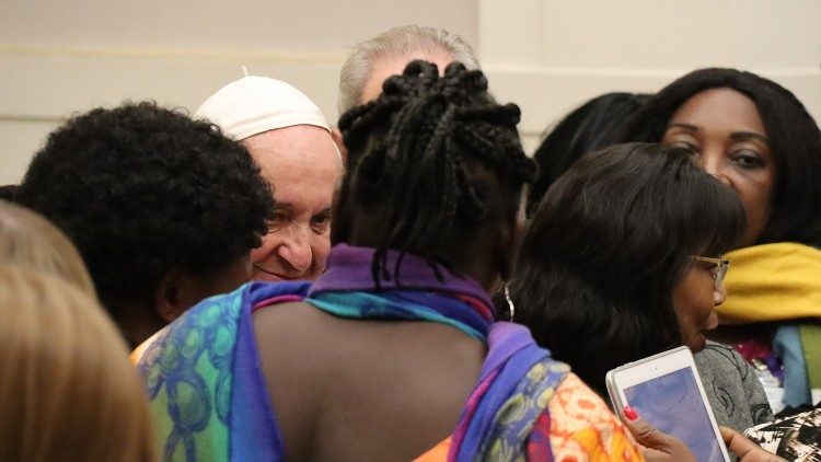 Papa Francisco com mulheres africanas na luta contra tráfico de pessoas