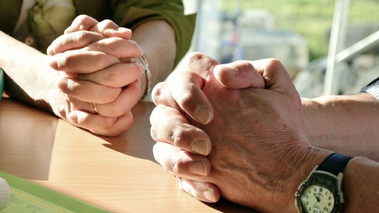 Rokas saliktas lūgšanā