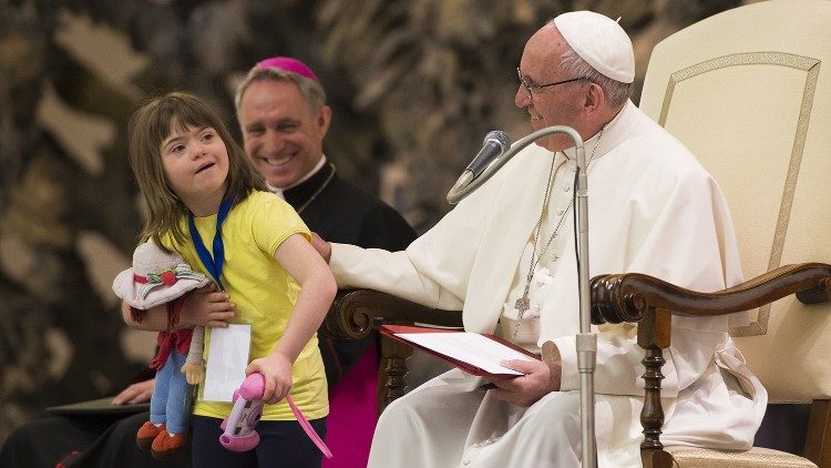 Ferenc pápa 2016-ban a fogyatékkal élők találkozóján egy Down-szindrómás kislánnyal