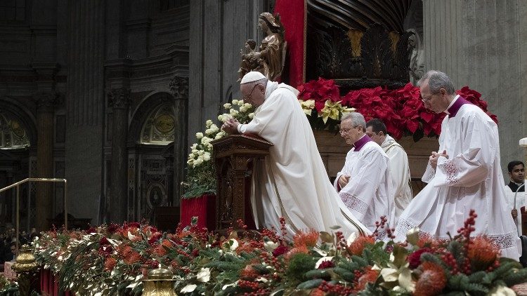 O Papa Francisco em oração na Basílica de São Pedro, ao lado da imagem de Nossa Senhora com o Menino Jesus
