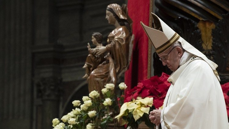 El Papa Francisco en oración junto a la imagen de la Virgen con el Niño