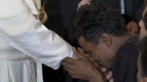 Quattro anni fa il Papa tra i migranti di Lesbo: un abbraccio che continua