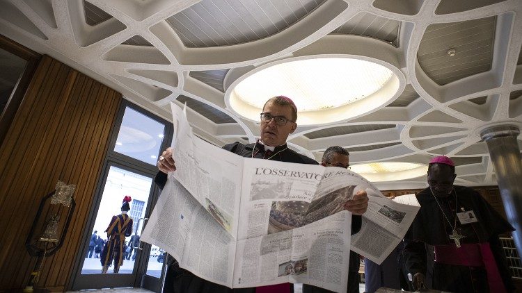 主教阅读《罗马观察报》