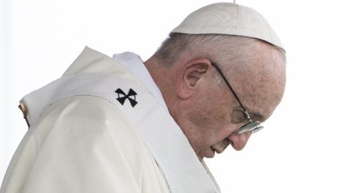 Il Papa: siamo in emergenza, preghiamo insieme il Rosario