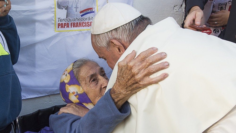 2015.07.12 Papa Francesco abbraccia un'anziana durante il viaggio apostolico in Ecuador Bolivia Paraguay 05-13-Luglio-2015.Paraguay