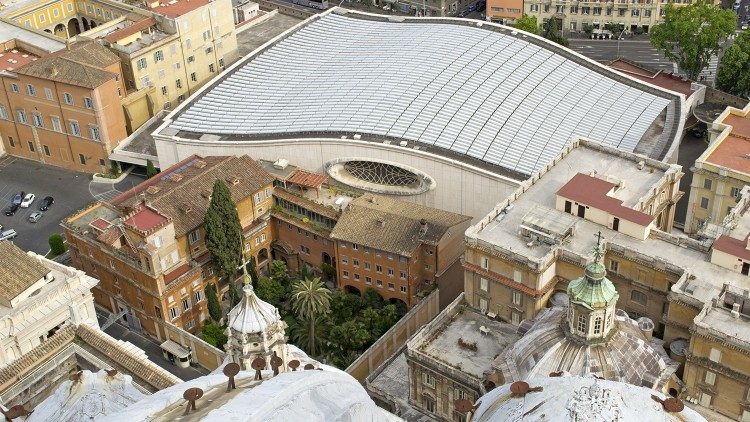 La Ciudad del Vaticano vista desde lo alto, en primer plano el Aula Pablo VI