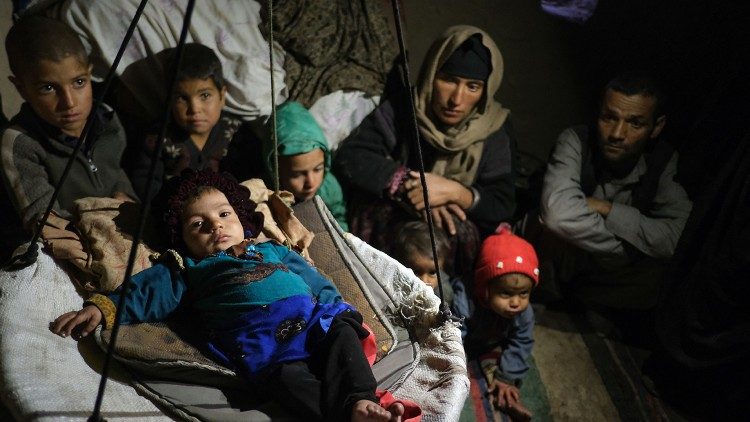 Afganistanska brezdomska družina.