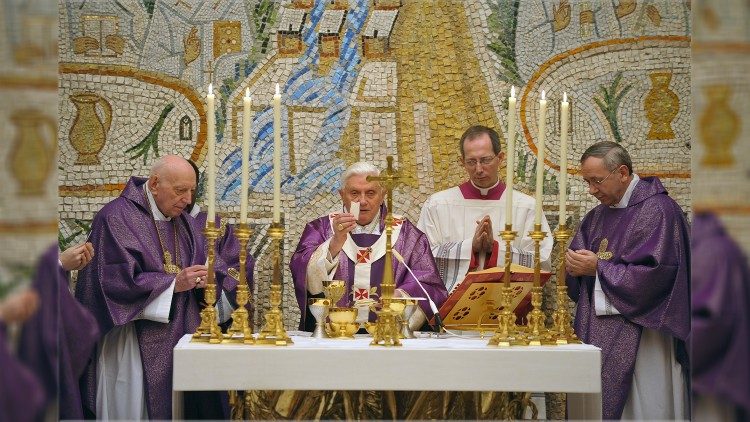Popiežius Benediktas XVI ir kardinolas Špidlikas koncelebruoja Redemptoris Mater koplyčioje 2009 m.
