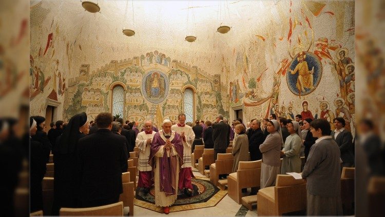 Popiežius Benediktas XVI Redemptoris Mater koplyčioje.