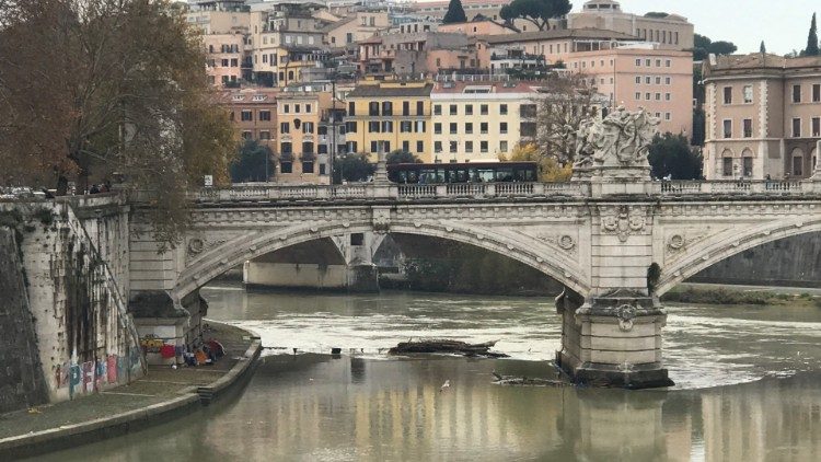 Obdachlose unter den Brücken Roms, in der Nähe des Vatikans