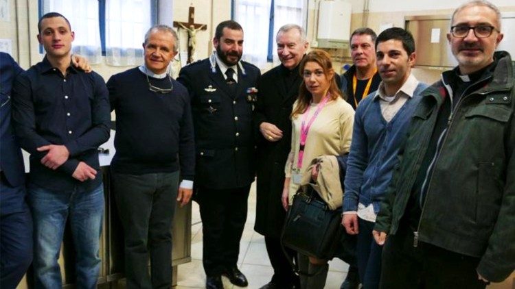 Kardinal Parolin på besök i fängelse i Milano