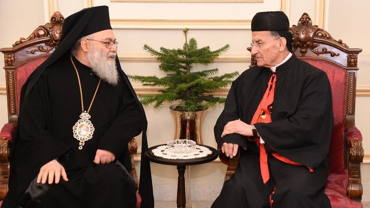 Patriarhul maronit catolic Bechara Boutros Rai și patriarhul greco-ortodox Youhanna al X-lea al Antiohiei (arhivă)