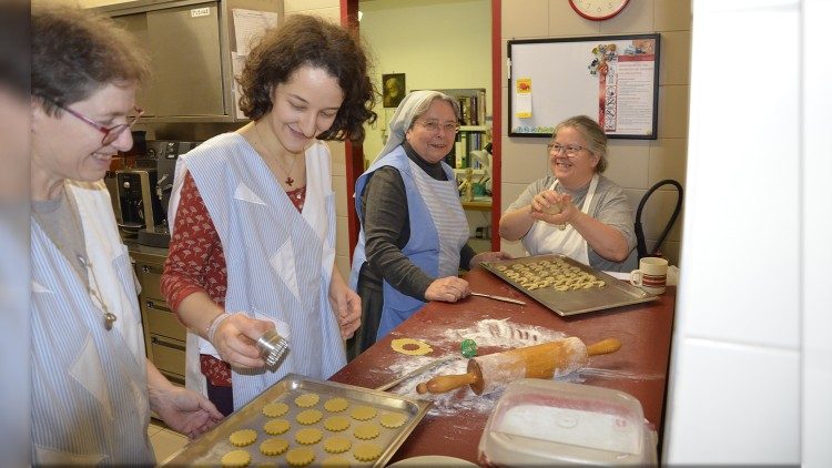 Jana Roschitz (Mitte) backt in der hauseigenen Großküche Kekse mit den Franziskanerinnen Schwestern der Schmerzhaften Mutter in Wien. 