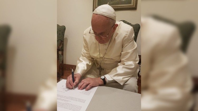 Påven Franciskus undertecknar dokument