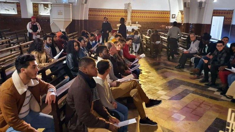 L'incontro tra giovani cattolici e musulmani nella chiesa di Mohammadia