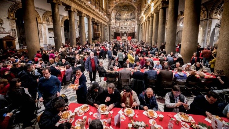 Рождественский обед в римской базилике Санта-Мария-ин-Трастевере  