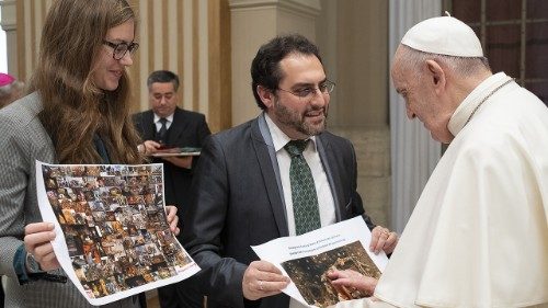 Papst Franziskus segnet Krippen aus dem deutschsprachigen Raum
